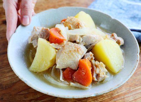 鍋以外でほっこり温まる鶏の味噌じゃが