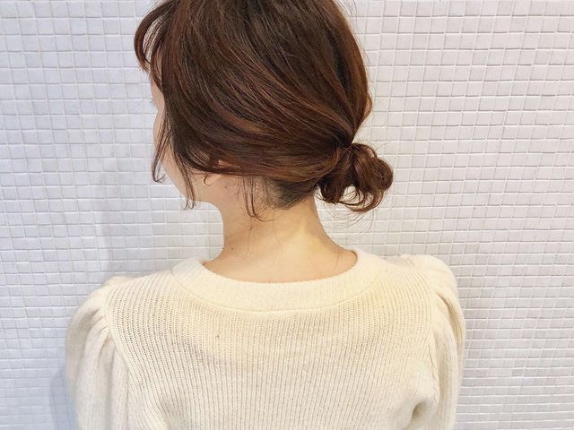 上品で女性らしい簡単お団子ヘアスタイル