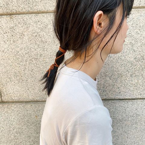 シンプルでも垢抜ける紐を使った春のヘアアレンジ