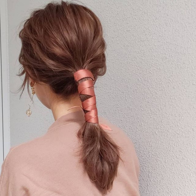 リボンを使って華やかに仕上げた春のヘアアレンジ