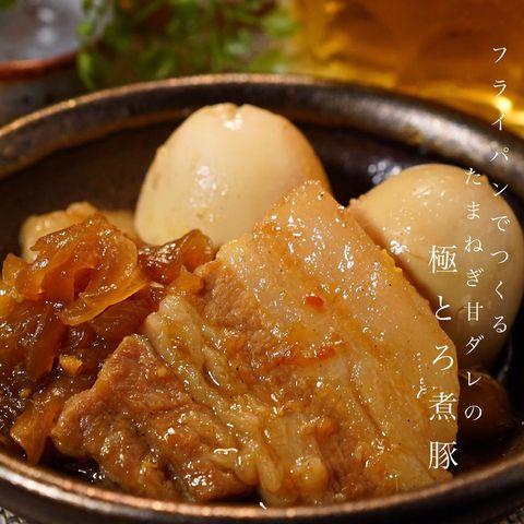 煮豚、玉ねぎ、ゆで卵、豚バラ肉、甘辛煮。