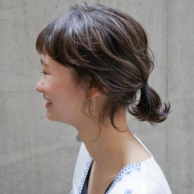 シンプルな低めポニーテールで春のヘアアレンジ