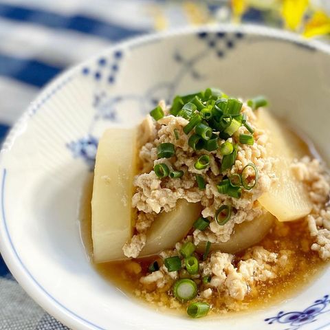 大根、鶏ひき肉、そぼろ煮、ネギ、和食。