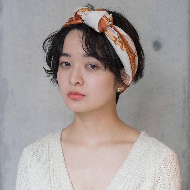 スカーフを使った華やかな春のヘアアレンジ