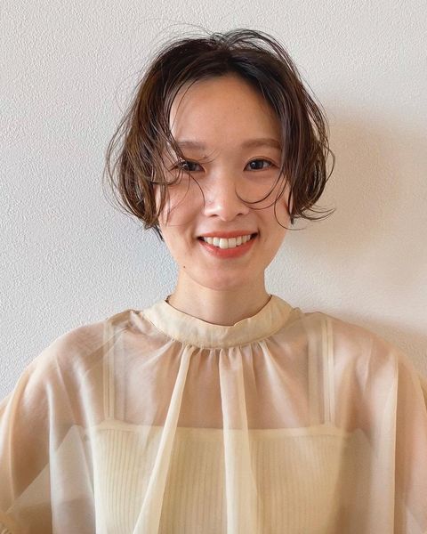 求心顔に似合う色っぽショートヘアスタイル