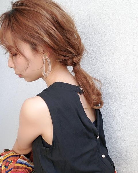 ねじって作るローポニーで春のヘアアレンジ