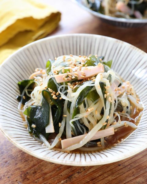 ワカメ、ハム、春雨、ごま、醤油、酢、鶏がらスープ、サラダ。