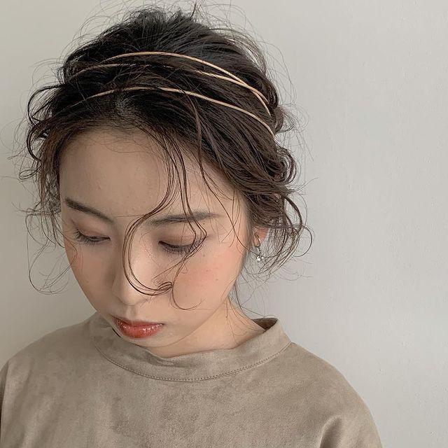 紐をカチューシャ代わりに使った春のヘアアレンジ