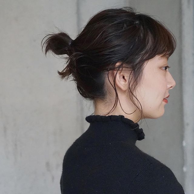 カジュアルなお団子で春のヘアアレンジ