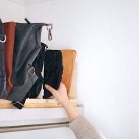 フレキシブルに使える！簡単DIYで作る「バッグ収納スタンド」