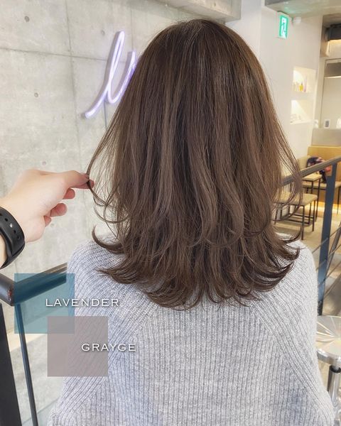 定番人気のミディアムレイヤーヘアスタイル