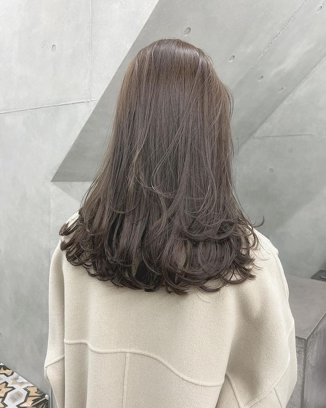 オリーブグレージュのロングヘアスタイル