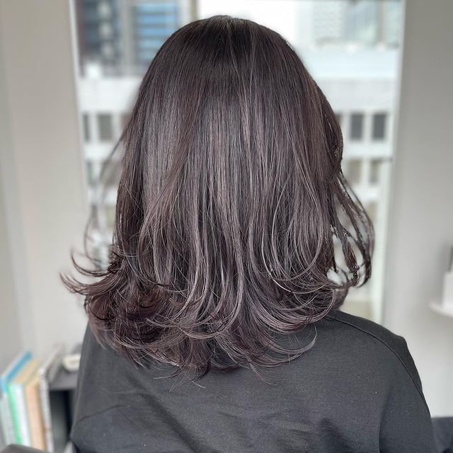 レイヤーがおしゃれなミディアムヘアスタイル