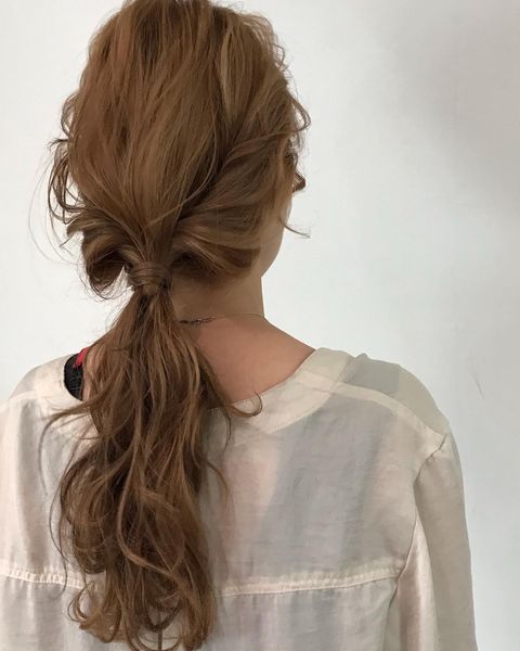 ゆるさがポイントのローポニーヘアアレンジ