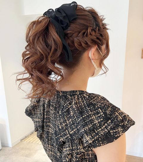 まとめ髪がよりおしゃれになるヘアアレンジ