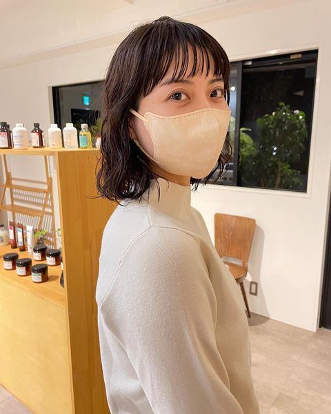 暗髪の重めボブが軽やかになるヘアスタイル