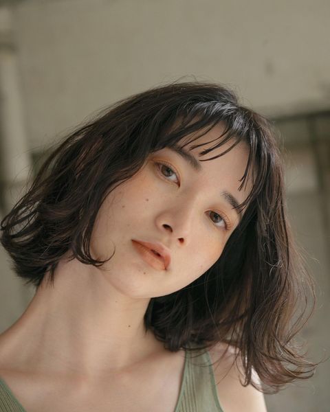 髪色とパーマでおしゃれに見せるヘアスタイル