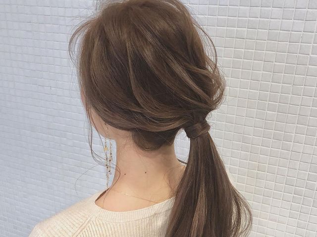 ゴムを隠す一手間で可愛いヘアアレンジ