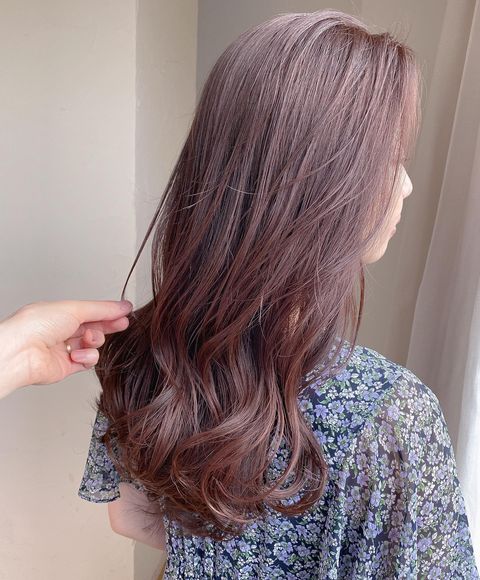 ロングヘアに深みを出すピンクグレージュ