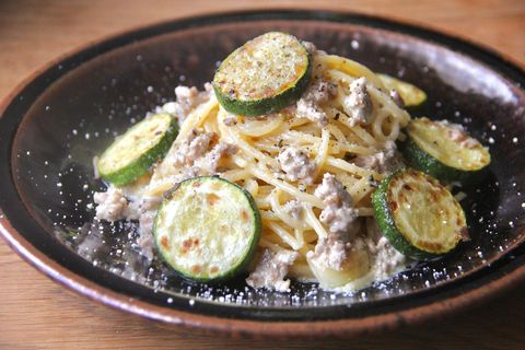 ズッキーニと挽肉のレモンクリームパスタレシピ