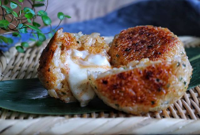 天かすキムチの焼きチーズおにぎりレシピ