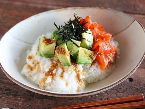 火を使わない簡単アボカドサーモン丼