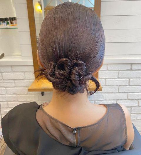 毛先をねじってまとめるタイトなヘアアレンジ